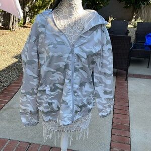 Mens windbreaker in camo size Medium